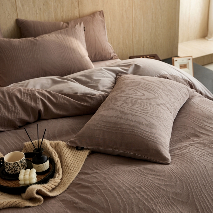 91家纺网 家纺一手货源 找家纺 禾时 2025新款60s轻奢提花磨毛四件套-浮光跃川 浮光跃川-大地棕