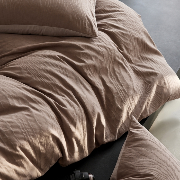 91家纺网 家纺一手货源 找家纺 禾时 2025新款60s轻奢提花磨毛四件套-浮光跃川 浮光跃川-大地棕