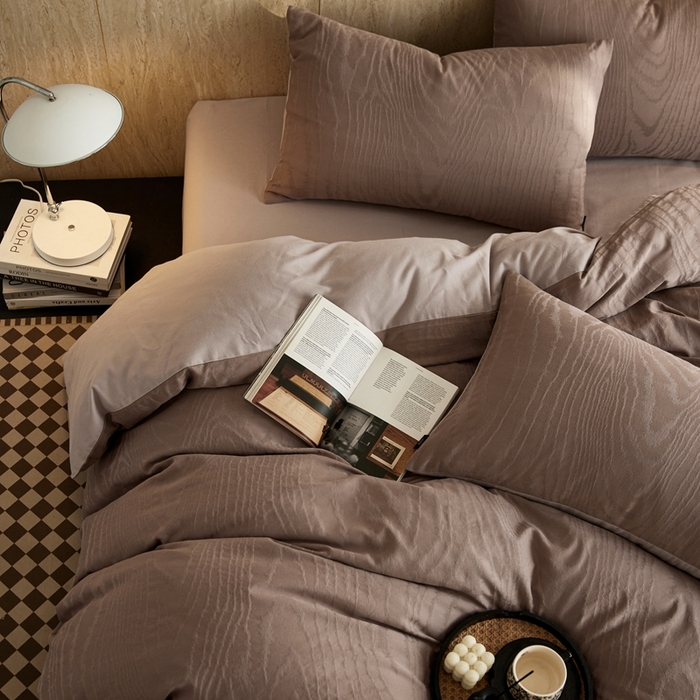 91家纺网 家纺一手货源 找家纺 禾时 2025新款60s轻奢提花磨毛四件套-浮光跃川 浮光跃川-大地棕