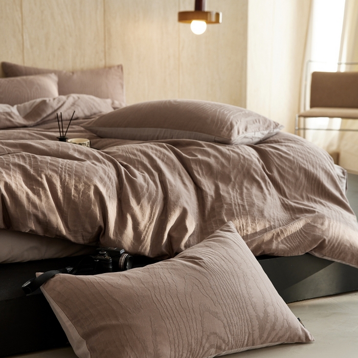 91家纺网 家纺一手货源 找家纺 禾时 2025新款60s轻奢提花磨毛四件套-浮光跃川 浮光跃川-大地棕