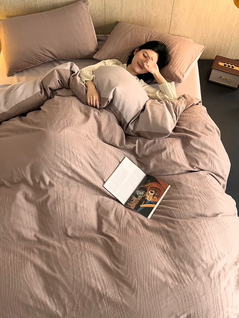 91家纺网 家纺一手货源 找家纺 禾时 2025新款60s轻奢提花磨毛四件套-浮光跃川 浮光跃川-大地棕