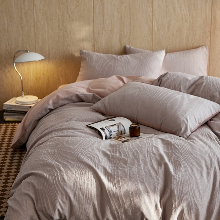 91家纺网 家纺一手货源 找家纺 禾时 2025新款60s轻奢提花磨毛四件套-浮光跃川 浮光跃川-朱草灰