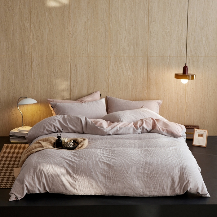 91家纺网 家纺一手货源 找家纺 禾时 2025新款60s轻奢提花磨毛四件套-浮光跃川 浮光跃川-朱草灰