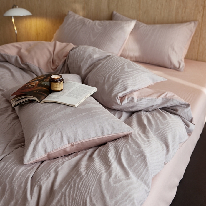 91家纺网 家纺一手货源 找家纺 禾时 2025新款60s轻奢提花磨毛四件套-浮光跃川 浮光跃川-朱草灰