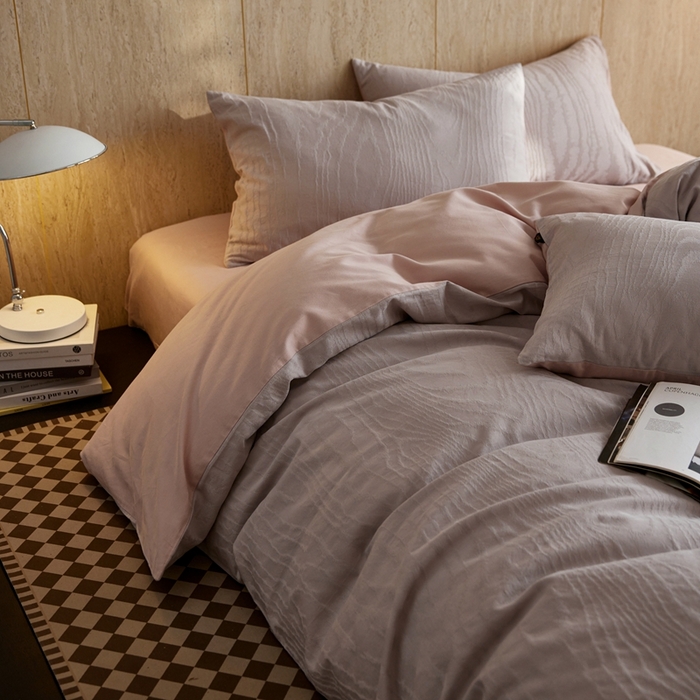 91家纺网 家纺一手货源 找家纺 禾时 2025新款60s轻奢提花磨毛四件套-浮光跃川 浮光跃川-朱草灰