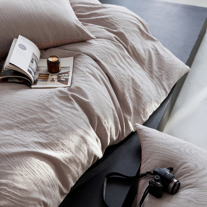 91家纺网 家纺一手货源 找家纺 禾时 2025新款60s轻奢提花磨毛四件套-浮光跃川 浮光跃川-朱草灰