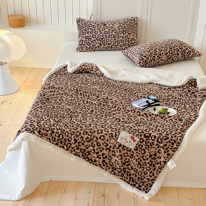 91家纺网 家纺一手货源 找家纺 （总）桃子家居 2025新款A类ins豹纹猫咪卡通织标加厚牛奶绒羊羔绒毛毯多功能毛毯