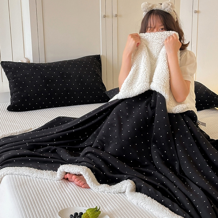 91家纺网 家纺一手货源 找家纺 桃子家居 2025新款A类ins豹纹猫咪卡通织标加厚牛奶绒羊羔绒毛毯多功能毛毯 绒毛毯-织标波点猫