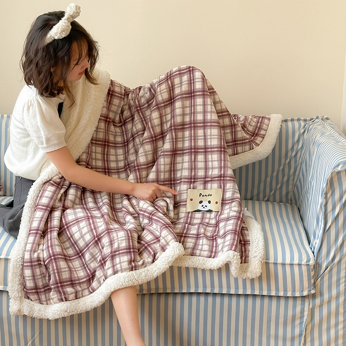 91家纺网 家纺一手货源 找家纺 桃子家居 2025新款A类ins豹纹猫咪卡通织标加厚牛奶绒羊羔绒毛毯多功能毛毯 绒毛毯-织标点点熊猫