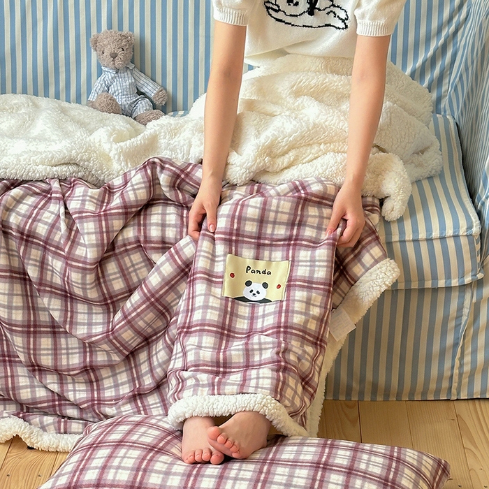 91家纺网 家纺一手货源 找家纺 桃子家居 2025新款A类ins豹纹猫咪卡通织标加厚牛奶绒羊羔绒毛毯多功能毛毯 绒毛毯-织标点点熊猫