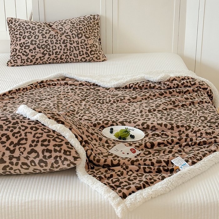 91家纺网 家纺一手货源 找家纺 桃子家居 2025新款A类ins豹纹猫咪卡通织标加厚牛奶绒羊羔绒毛毯多功能毛毯 绒毛毯-织标喵吃鱼咖