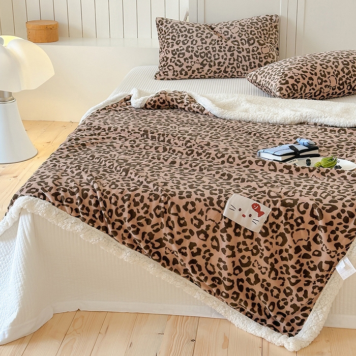 91家纺网 家纺一手货源 找家纺 桃子家居 2025新款A类ins豹纹猫咪卡通织标加厚牛奶绒羊羔绒毛毯多功能毛毯 绒毛毯-织标喵吃鱼咖