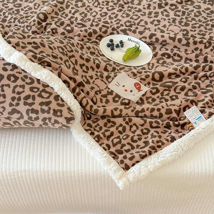 91家纺网 家纺一手货源 找家纺 桃子家居 2025新款A类ins豹纹猫咪卡通织标加厚牛奶绒羊羔绒毛毯多功能毛毯 绒毛毯-织标喵吃鱼咖