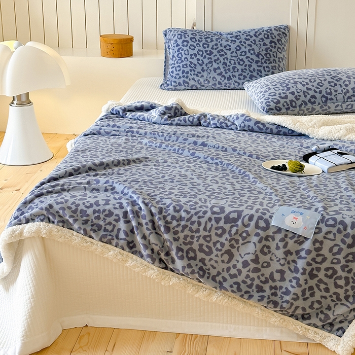 桃子家居 2025新款A类ins豹纹猫咪卡通织标加厚牛奶绒羊羔绒毛毯多功能毛毯 绒毛毯-织标小幸运