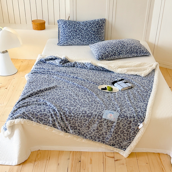 91家纺网 家纺一手货源 找家纺 桃子家居 2025新款A类ins豹纹猫咪卡通织标加厚牛奶绒羊羔绒毛毯多功能毛毯 绒毛毯-织标小幸运