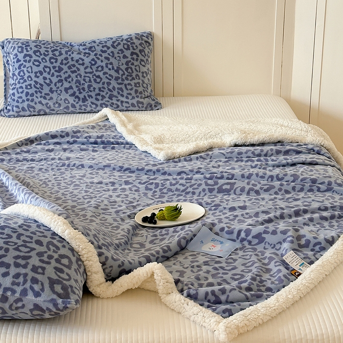 91家纺网 家纺一手货源 找家纺 桃子家居 2025新款A类ins豹纹猫咪卡通织标加厚牛奶绒羊羔绒毛毯多功能毛毯 绒毛毯-织标小幸运