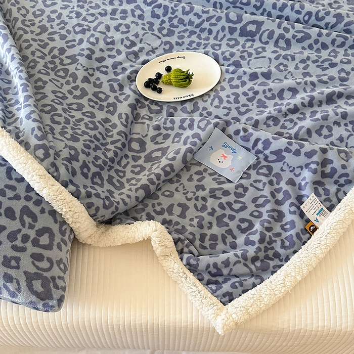 91家纺网 家纺一手货源 找家纺 桃子家居 2025新款A类ins豹纹猫咪卡通织标加厚牛奶绒羊羔绒毛毯多功能毛毯 绒毛毯-织标小幸运