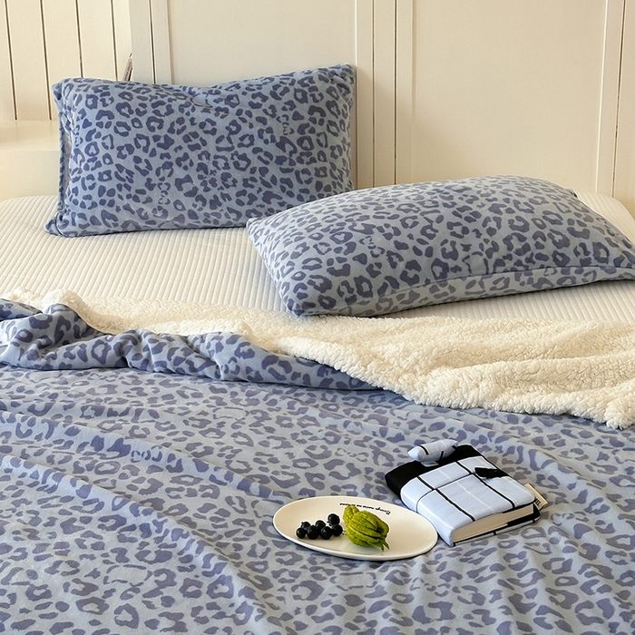 91家纺网 家纺一手货源 找家纺 桃子家居 2025新款A类ins豹纹猫咪卡通织标加厚牛奶绒羊羔绒毛毯多功能毛毯 绒毛毯-织标小幸运