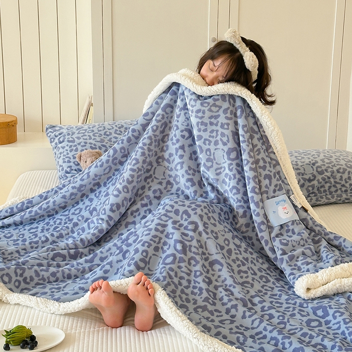 91家纺网 家纺一手货源 找家纺 桃子家居 2025新款A类ins豹纹猫咪卡通织标加厚牛奶绒羊羔绒毛毯多功能毛毯 绒毛毯-织标小幸运