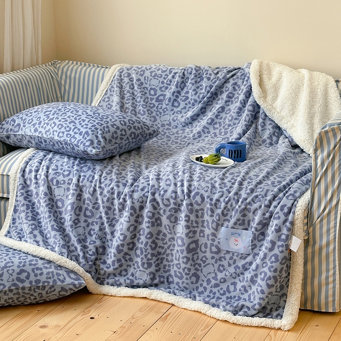 91家纺网 家纺一手货源 找家纺 桃子家居 2025新款A类ins豹纹猫咪卡通织标加厚牛奶绒羊羔绒毛毯多功能毛毯 绒毛毯-织标小幸运