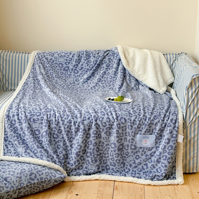 91家纺网 家纺一手货源 找家纺 桃子家居 2025新款A类ins豹纹猫咪卡通织标加厚牛奶绒羊羔绒毛毯多功能毛毯 绒毛毯-织标小幸运