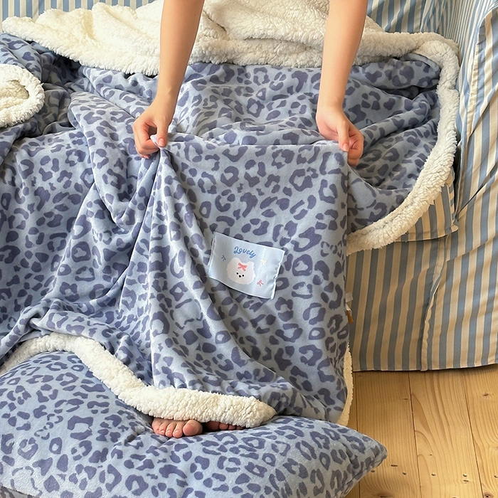 91家纺网 家纺一手货源 找家纺 桃子家居 2025新款A类ins豹纹猫咪卡通织标加厚牛奶绒羊羔绒毛毯多功能毛毯 绒毛毯-织标小幸运