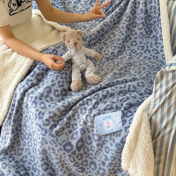 91家纺网 家纺一手货源 找家纺 桃子家居 2025新款A类ins豹纹猫咪卡通织标加厚牛奶绒羊羔绒毛毯多功能毛毯 绒毛毯-织标小幸运