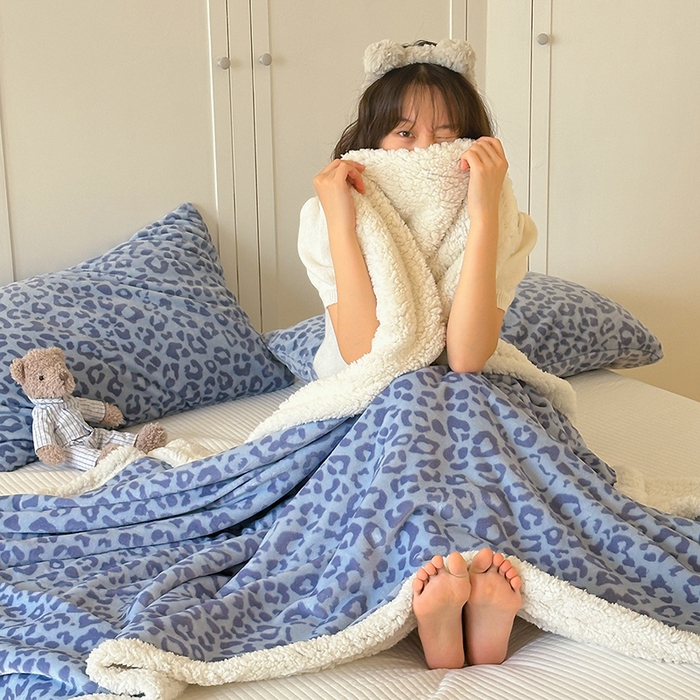 91家纺网 家纺一手货源 找家纺 桃子家居 2025新款A类ins豹纹猫咪卡通织标加厚牛奶绒羊羔绒毛毯多功能毛毯 绒毛毯-织标小幸运