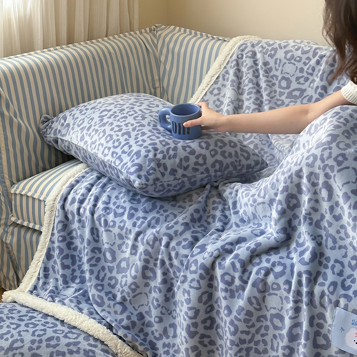 91家纺网 家纺一手货源 找家纺 桃子家居 2025新款A类ins豹纹猫咪卡通织标加厚牛奶绒羊羔绒毛毯多功能毛毯 绒毛毯-织标小幸运