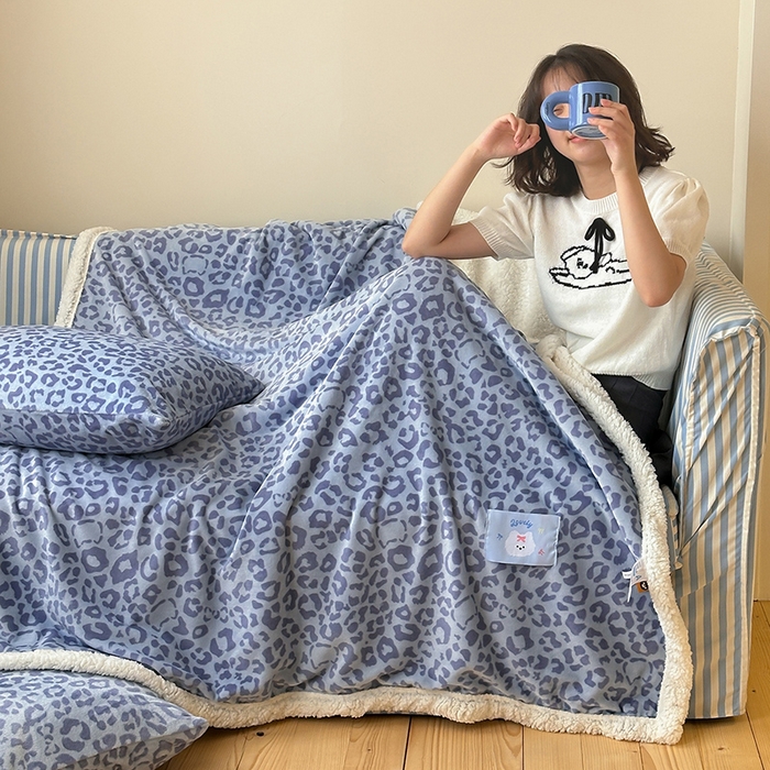 91家纺网 家纺一手货源 找家纺 桃子家居 2025新款A类ins豹纹猫咪卡通织标加厚牛奶绒羊羔绒毛毯多功能毛毯 绒毛毯-织标小幸运