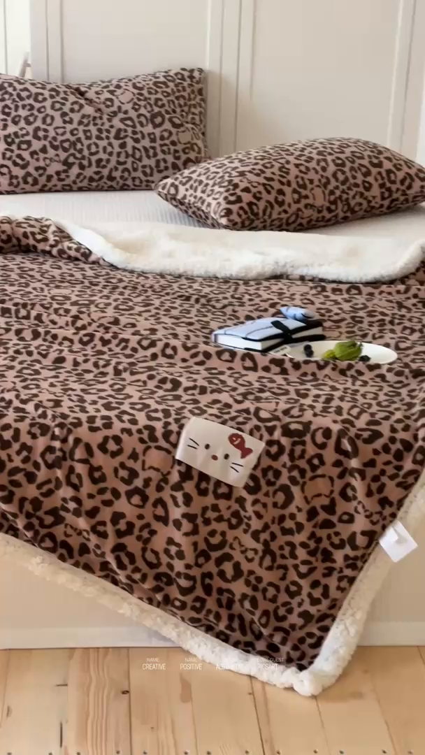 91家纺网 家纺一手货源 找家纺 桃子家居 2025新款A类ins豹纹猫咪卡通织标加厚牛奶绒羊羔绒毛毯多功能毛毯 绒毛毯-织标喵吃鱼咖