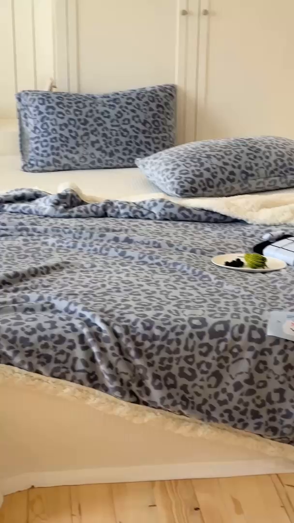 91家纺网 家纺一手货源 找家纺 桃子家居 2025新款A类ins豹纹猫咪卡通织标加厚牛奶绒羊羔绒毛毯多功能毛毯 绒毛毯-织标小幸运