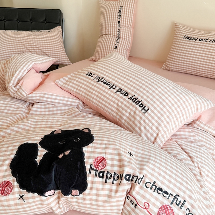 91家纺网 家纺一手货源 找家纺 蜜柚 2025秋冬新款全棉水洗棉格子贴布绣四件套 格子猫猫-甜蜜粉