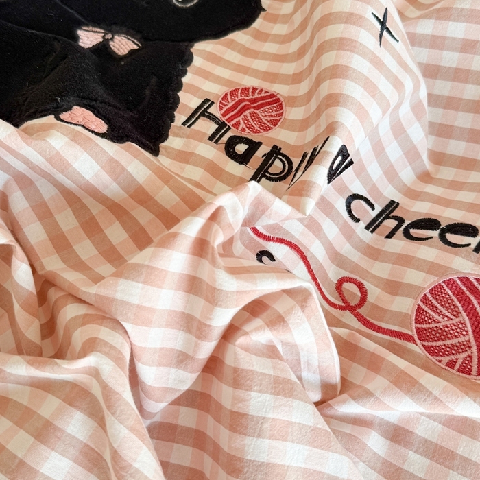 91家纺网 家纺一手货源 找家纺 蜜柚 2025秋冬新款全棉水洗棉格子贴布绣四件套 格子猫猫-甜蜜粉