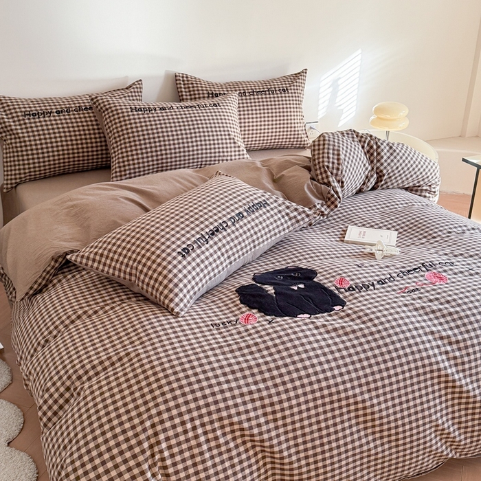 91家纺网 家纺一手货源 找家纺 蜜柚 2025秋冬新款全棉水洗棉格子贴布绣四件套 格子猫猫-复古咖