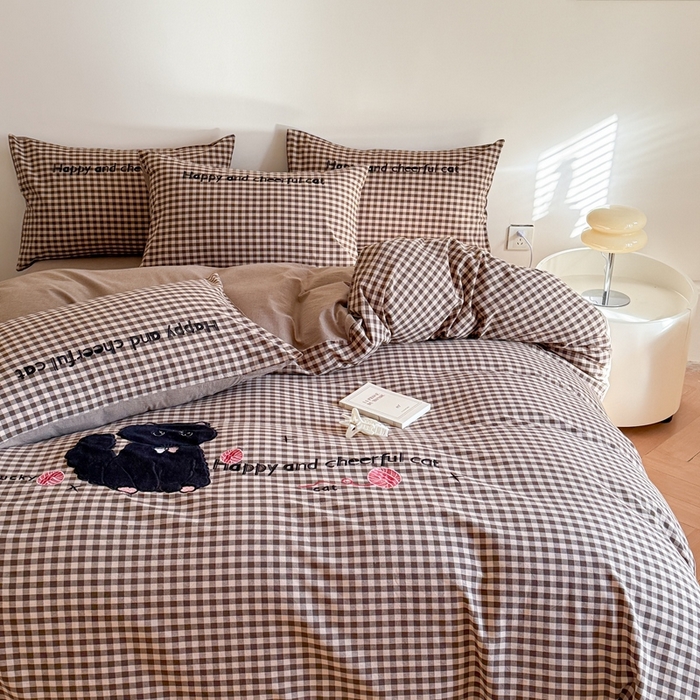 91家纺网 家纺一手货源 找家纺 蜜柚 2025秋冬新款全棉水洗棉格子贴布绣四件套 格子猫猫-复古咖