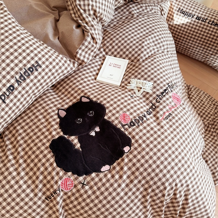 91家纺网 家纺一手货源 找家纺 蜜柚 2025秋冬新款全棉水洗棉格子贴布绣四件套 格子猫猫-复古咖