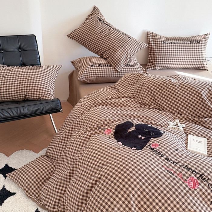 91家纺网 家纺一手货源 找家纺 蜜柚 2025秋冬新款全棉水洗棉格子贴布绣四件套 格子猫猫-复古咖