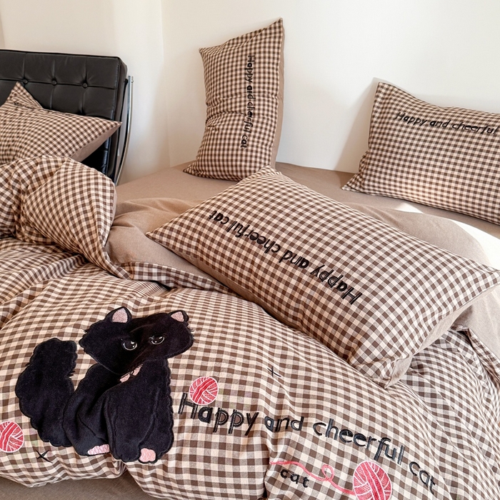 91家纺网 家纺一手货源 找家纺 蜜柚 2025秋冬新款全棉水洗棉格子贴布绣四件套 格子猫猫-复古咖