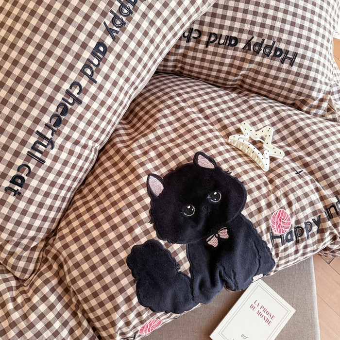 91家纺网 家纺一手货源 找家纺 蜜柚 2025秋冬新款全棉水洗棉格子贴布绣四件套 格子猫猫-复古咖