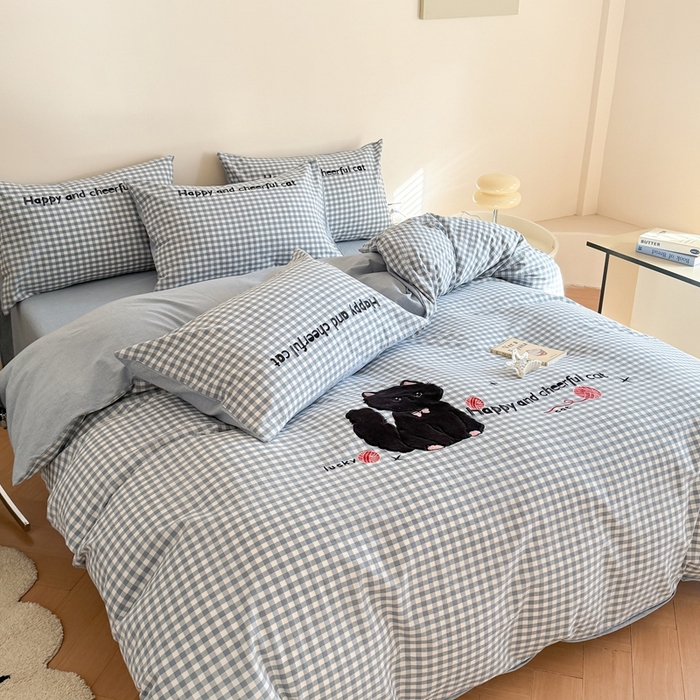 91家纺网 家纺一手货源 找家纺 蜜柚 2025秋冬新款全棉水洗棉格子贴布绣四件套 格子猫猫-青春蓝