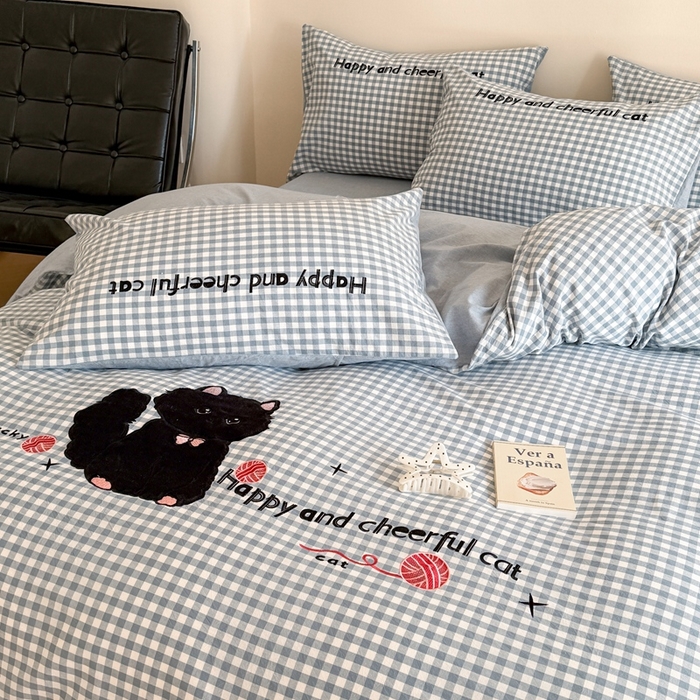 91家纺网 家纺一手货源 找家纺 蜜柚 2025秋冬新款全棉水洗棉格子贴布绣四件套 格子猫猫-青春蓝