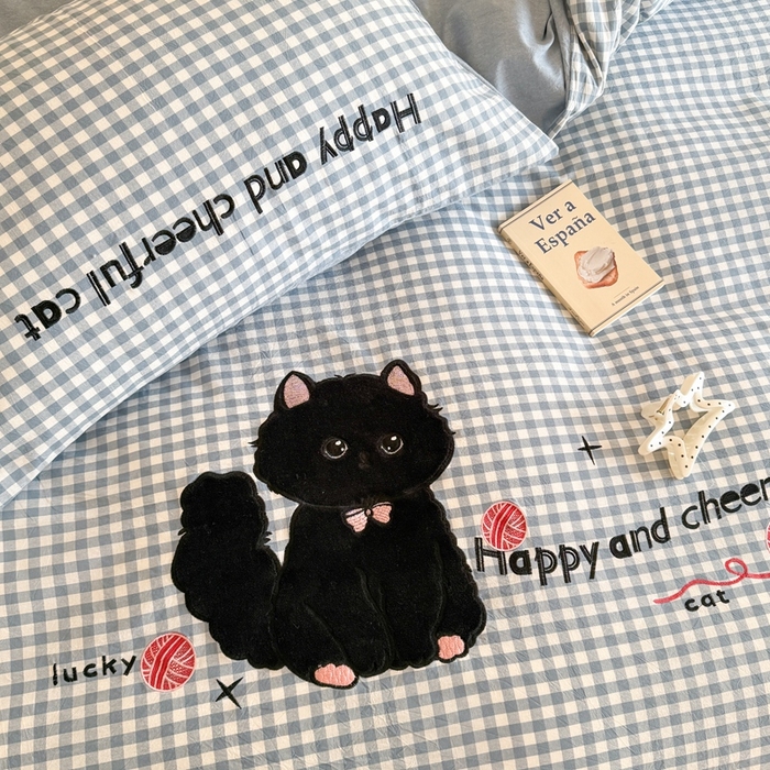 91家纺网 家纺一手货源 找家纺 蜜柚 2025秋冬新款全棉水洗棉格子贴布绣四件套 格子猫猫-青春蓝