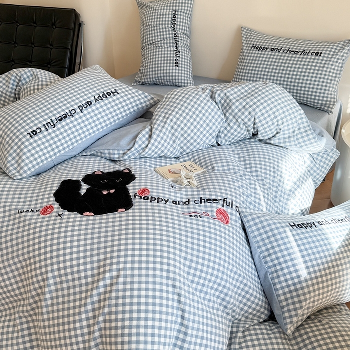 91家纺网 家纺一手货源 找家纺 蜜柚 2025秋冬新款全棉水洗棉格子贴布绣四件套 格子猫猫-青春蓝