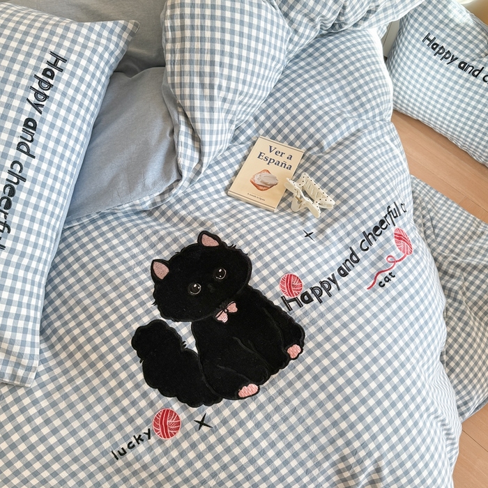 91家纺网 家纺一手货源 找家纺 蜜柚 2025秋冬新款全棉水洗棉格子贴布绣四件套 格子猫猫-青春蓝