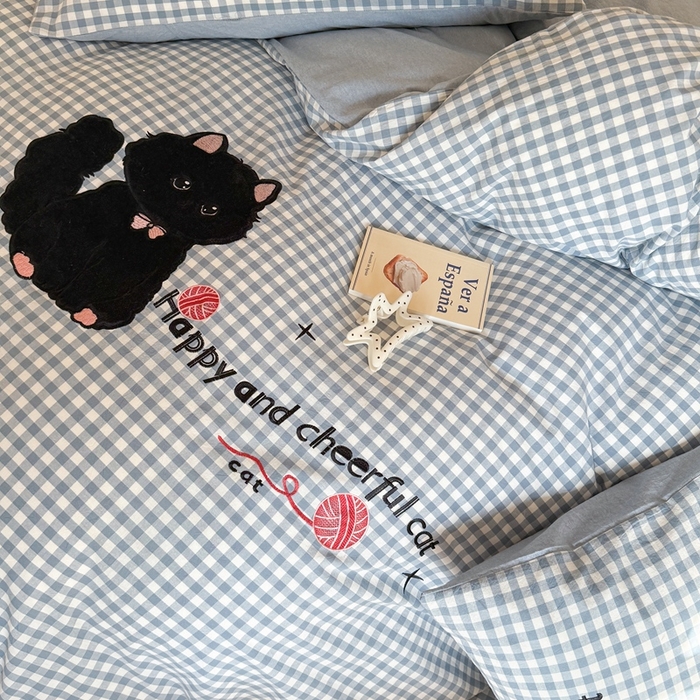 91家纺网 家纺一手货源 找家纺 蜜柚 2025秋冬新款全棉水洗棉格子贴布绣四件套 格子猫猫-青春蓝