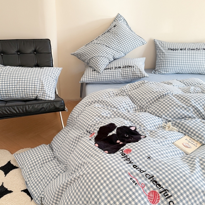 91家纺网 家纺一手货源 找家纺 蜜柚 2025秋冬新款全棉水洗棉格子贴布绣四件套 格子猫猫-青春蓝
