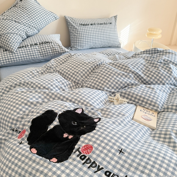 91家纺网 家纺一手货源 找家纺 蜜柚 2025秋冬新款全棉水洗棉格子贴布绣四件套 格子猫猫-青春蓝