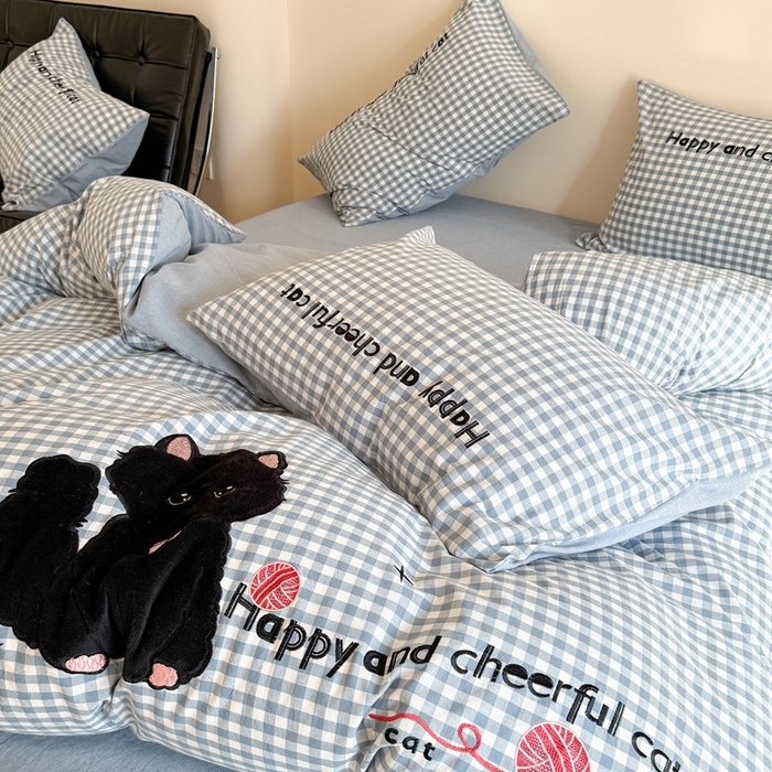 91家纺网 家纺一手货源 找家纺 蜜柚 2025秋冬新款全棉水洗棉格子贴布绣四件套 格子猫猫-青春蓝
