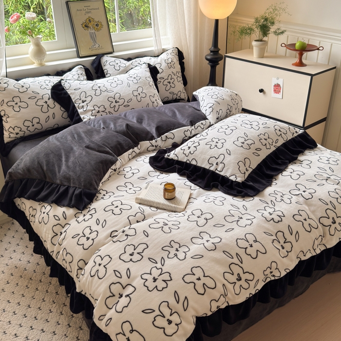 91家纺网 家纺一手货源 找家纺 2025新款赫本风牛奶绒-花边款四件套 花边款-黑白花朵